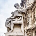 Scultura allegorica della Giustizia su edificio storico, simbolo del diritto e della legalità