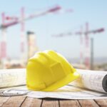 Casco giallo e progetti edili per normativa appalti e intermediazione manodopera
