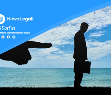 Silhouette di professionista con valigetta e mano accusatoria su sfondo mare, simboleggia diritti difesa nel licenziame…