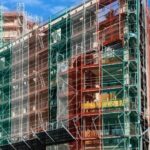 Cantiere edile con impalcature e coperture di sicurezza per lavori di ristrutturazione e bonus edilizia
