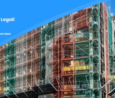 Cantiere edile con impalcature e coperture di sicurezza per lavori di ristrutturazione e bonus edilizia