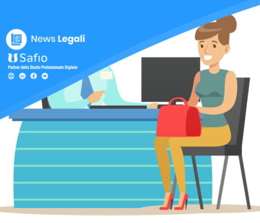 Donna con borsa rossa seduta alla scrivania con laptop per consulenza legale e fiscale