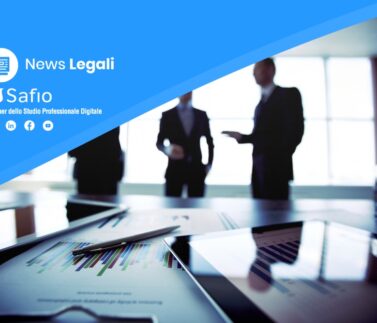 Riunione di professionisti e manager in ufficio con grafici economici e documenti legali sul tavolo