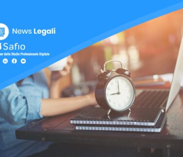 Sveglia su scrivania con laptop in ufficio, simbolo di orario di lavoro e accordi contrattuali del lavoratore subordina…