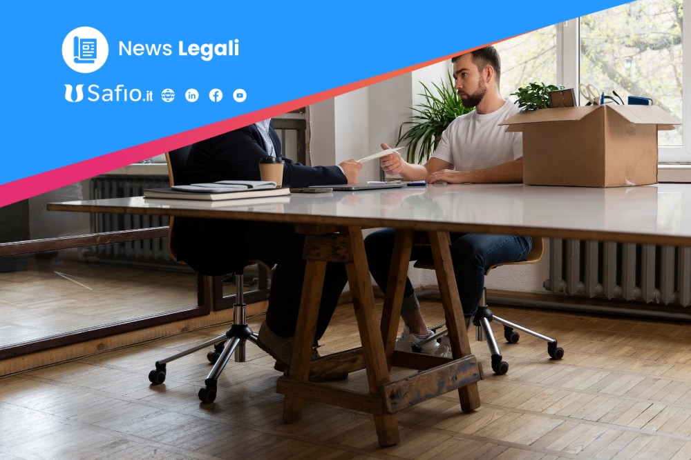 persona-che-presenta-le-proprie-dimissioni-dal-lavoro-scrivania-discusssione-accordo-stipendio-denaro-soldi-retribuzione