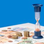 risarcimento sentenza soldi meneta banconota euro denaro riconoscimento stipendio clessidra tempo calcolo valutazione scrivania