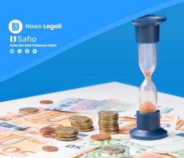 risarcimento sentenza soldi meneta banconota euro denaro riconoscimento stipendio clessidra tempo calcolo valutazione scrivania